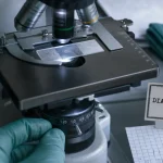 Microscope diaphragme iris : réglage pour image lisible