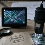 Microscope numerique USB sur écran LCD, carte électronique et soudure visibles